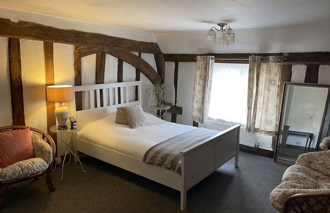 Captivating 1-bed Apartment in Newmarket - Photo 1