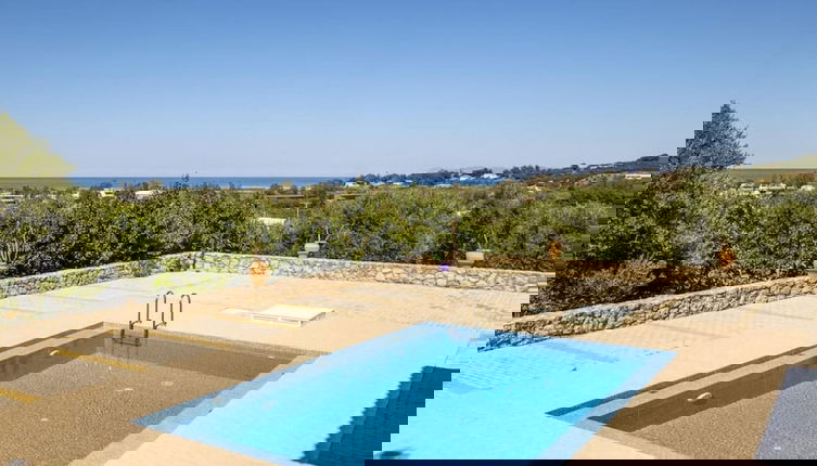 Foto 1 - Kayzo Luxury Apartment With Pool