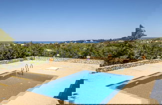 Foto 1 - Kayzo Luxury Apartment With Pool