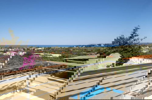 Foto 2 - Kayzo Luxury Apartment With Pool