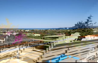 Foto 2 - Kayzo Luxury Apartment With Pool