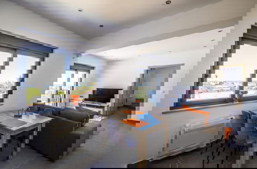 Foto 5 - Kayzo Luxury Apartment With Pool
