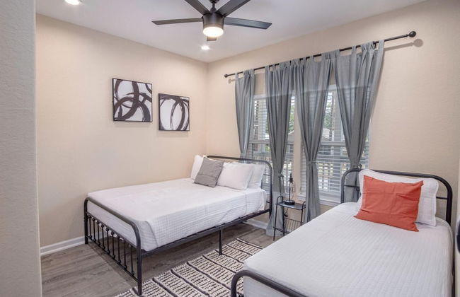 Beautiful Fenced 3BR 2BA Near Exciting Downtown - Foto 16