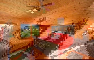 Foto 3 - Majestic Springs Lodge 3 Bedroom Cabin by RedAwning