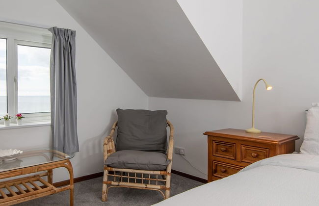Stunning Beachfront Apt w Balcony Sea Views - Foto 19