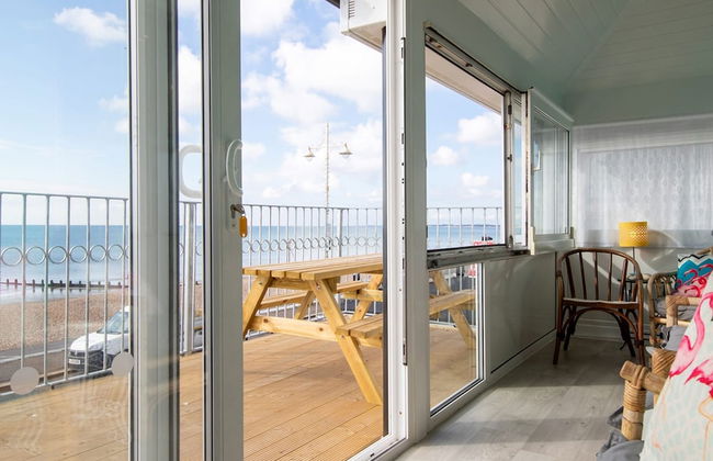 Stunning Beachfront Apt w Balcony Sea Views - Foto 26