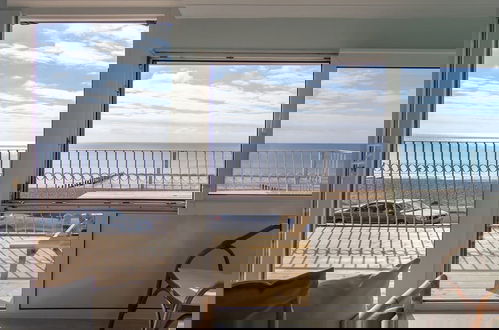 Foto 25 - Stunning Beachfront Apt w Balcony Sea Views