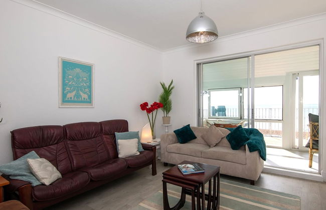 Stunning Beachfront Apt w Balcony Sea Views - Foto 3