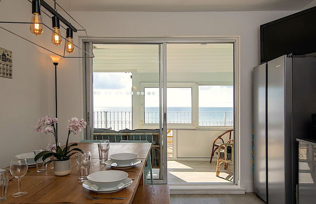 Stunning Beachfront Apt w Balcony Sea Views - Foto 2