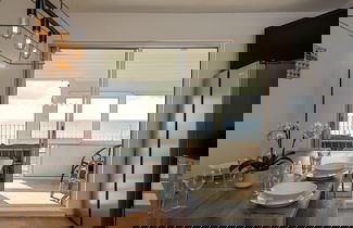 Foto 2 - Stunning Beachfront Apt w Balcony Sea Views