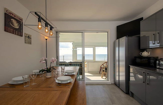 Stunning Beachfront Apt w Balcony Sea Views - Foto 52
