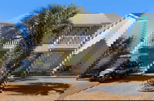 Foto 58 - Townhouse Only 2 Min Walk to Beach; Community Pool, and More!