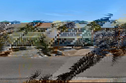Foto 59 - Townhouse Only 2 Min Walk to Beach; Community Pool, and More!