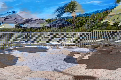 Foto 51 - Townhouse Only 2 Min Walk to Beach; Community Pool, and More!