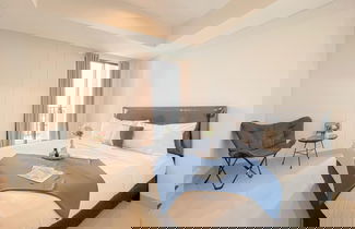 Foto 1 - Spacious And Homey Studio At Cleon Park Apartment