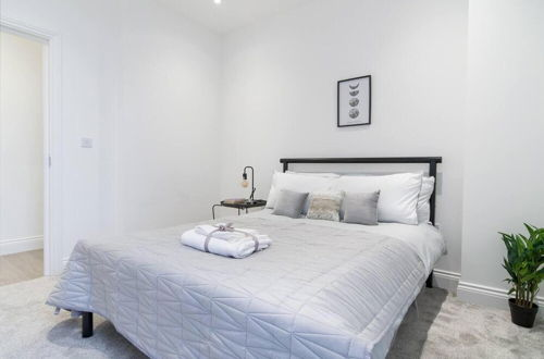 Photo 9 - Livestay - Luxury 2bed Apartment With Free Parking