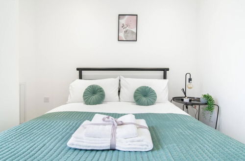 Photo 2 - Livestay - Luxury 2bed Apartment With Free Parking