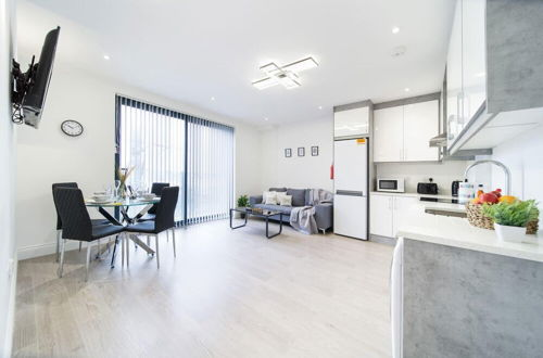 Photo 13 - Livestay - Luxury 2bed Apartment With Free Parking