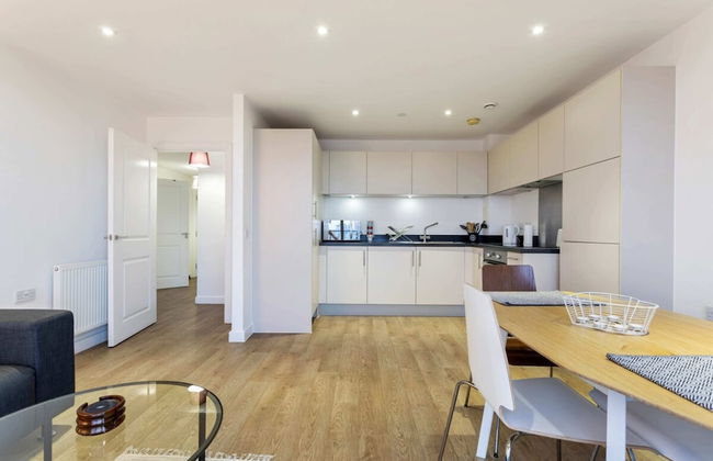 Modern 1 Bedroom Apartment Near Canary Wharf With Balcony - Photo 13