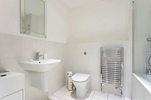 Photo 23 - Modern 1 Bedroom Apartment Near Canary Wharf With Balcony