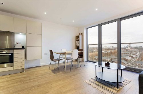 Photo 15 - Modern 1 Bedroom Apartment Near Canary Wharf With Balcony