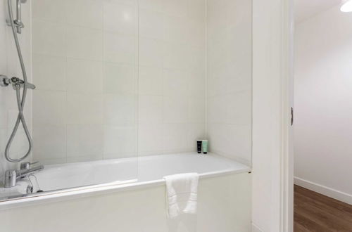 Photo 21 - Modern 1 Bedroom Apartment Near Canary Wharf With Balcony