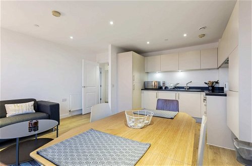 Photo 11 - Modern 1 Bedroom Apartment Near Canary Wharf With Balcony