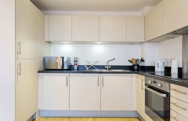 Modern 1 Bedroom Apartment Near Canary Wharf With Balcony - Photo 10