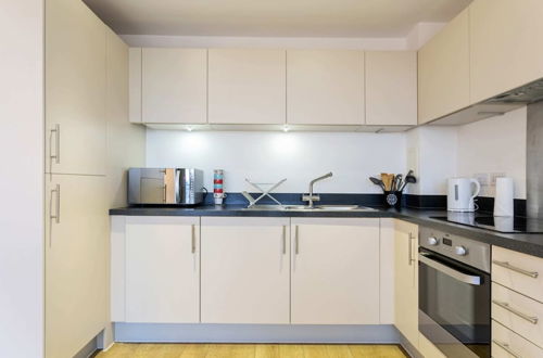 Photo 10 - Modern 1 Bedroom Apartment Near Canary Wharf With Balcony