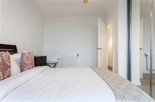 Photo 3 - Modern 1 Bedroom Apartment Near Canary Wharf With Balcony