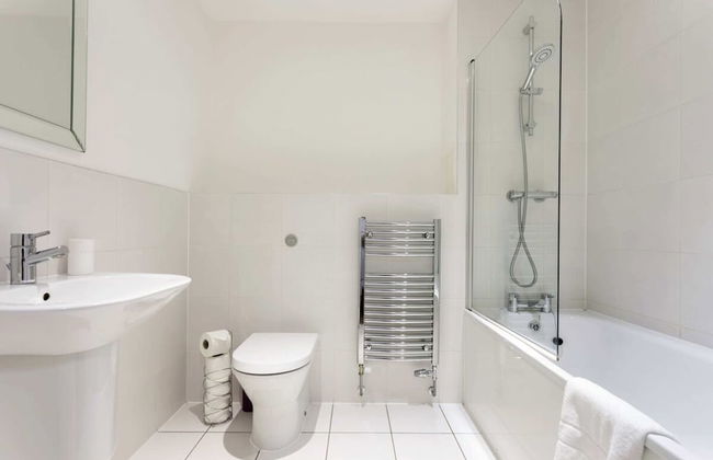 Modern 1 Bedroom Apartment Near Canary Wharf With Balcony - Photo 24