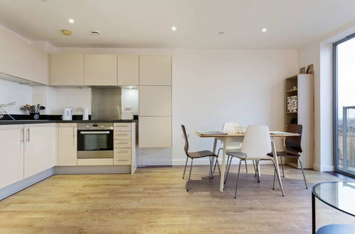 Photo 14 - Modern 1 Bedroom Apartment Near Canary Wharf With Balcony