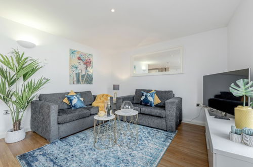 Photo 1 - Spacious Apartment In The Heart Of Windsor