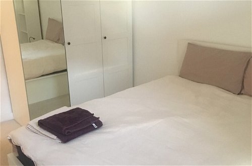 Photo 3 - Bright & Modern 1 Bedroom Flat in Shepherds Bush