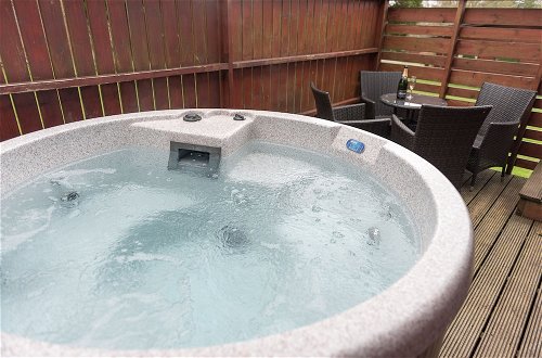 Foto 14 - Conifer Lodge 25 With Hot Tub, Newton Stewart