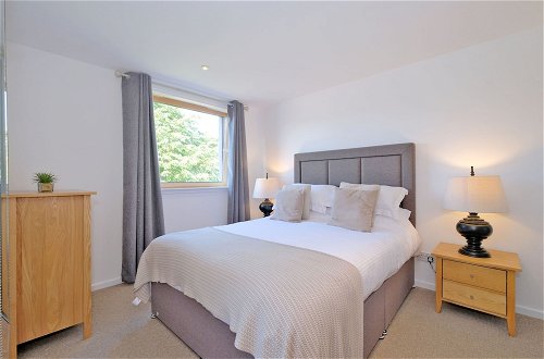 Photo 2 - Modern two Bedroom Aberdeen Apartment With River Views