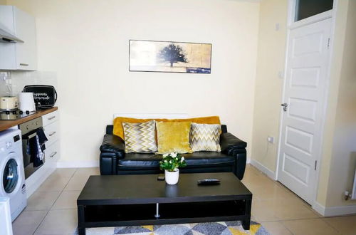 Photo 3 - Newly Refurbished Modern Apt 10