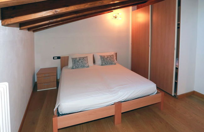 The Lake Apartment - Photo 2