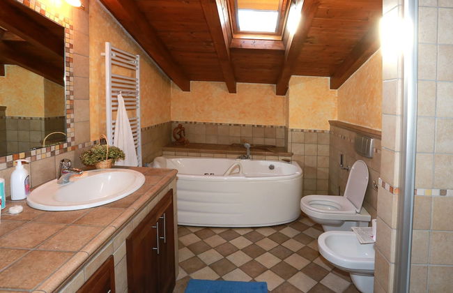 The Lake Apartment - Photo 15
