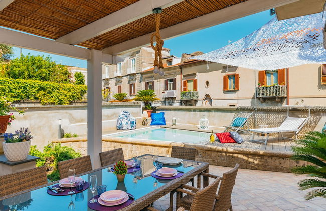 Spacious Villa with 4 rooms, pool, solarium & garden - Photo 1