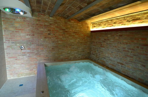 Foto 18 - Nice Farmhouse in Montecatini Terme with Sauna & Hot Tub