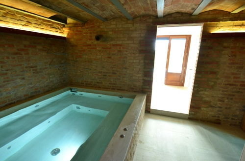 Foto 15 - Nice Farmhouse in Montecatini Terme with Sauna & Hot Tub