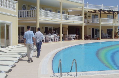 Photo 16 - Stunning 4 Bedroom Private Villa - With Pool