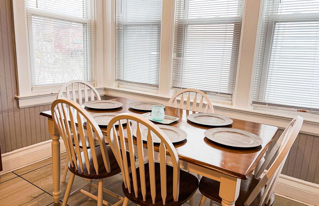 THE 1023 With Private Yard & Parking, Near Falls & Casino by Niagara Hospitality - Foto 18