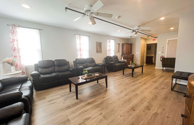 THE 1023 With Private Yard & Parking, Near Falls & Casino by Niagara Hospitality - Foto 31