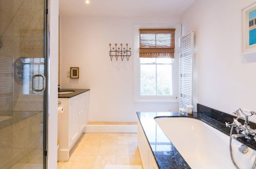 Photo 42 - Fabulous 4 Bed House With Garden in Fulham