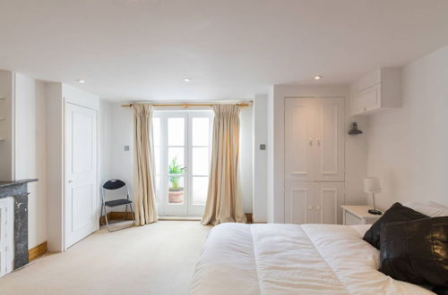 Photo 7 - Fabulous 4 Bed House With Garden in Fulham