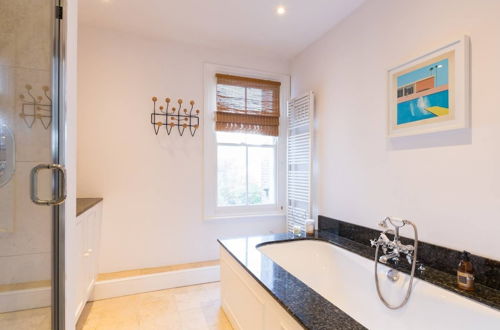 Photo 43 - Fabulous 4 Bed House With Garden in Fulham