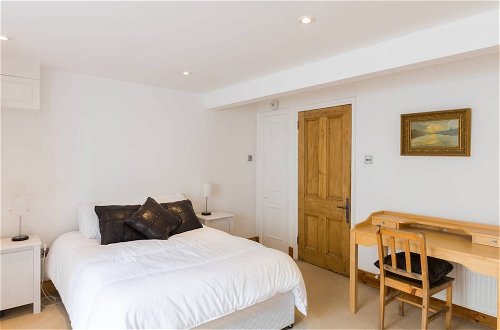 Photo 3 - Fabulous 4 Bed House With Garden in Fulham