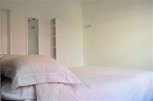 Photo 1 - Airy Modern 1 Bed Apartment in Shoreditch